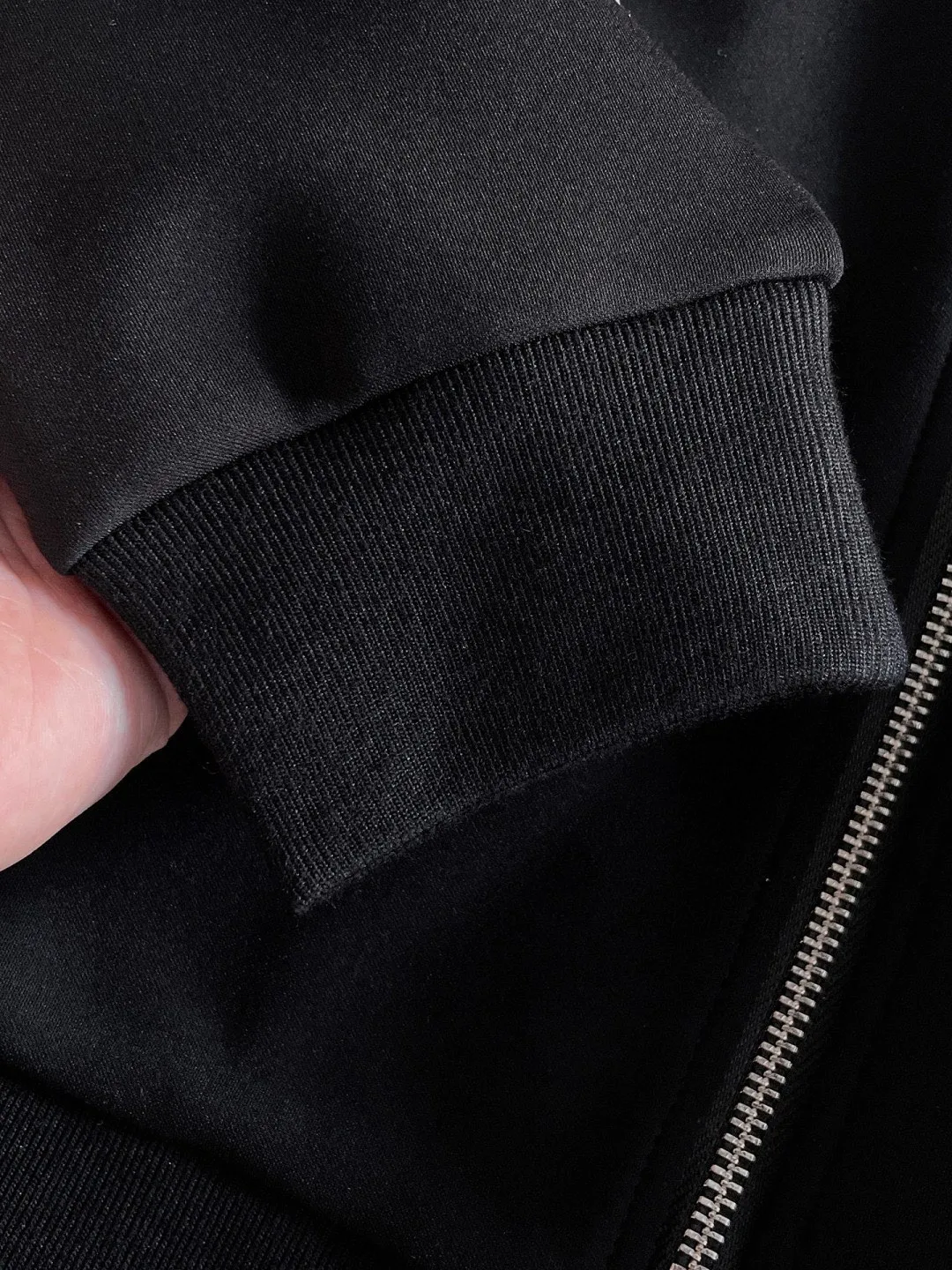 🅿️720 [LV Louis Vuitton] hot-selling suit is coming. Focus on the original version of the official website. 2025 new hot-selling cardigan and sweatshirt suit. The original order is the best. 🇭🇰The meticulous work of top designers. It has a fitting and perfect upper body effect. All-natural high-quality Tencel Roman cotton 100%, close-fitting comfort, noble and elegant! Original hardware embodies elegance and nobility! Counter size: M-3XL (maximum wear up to 190 pounds)